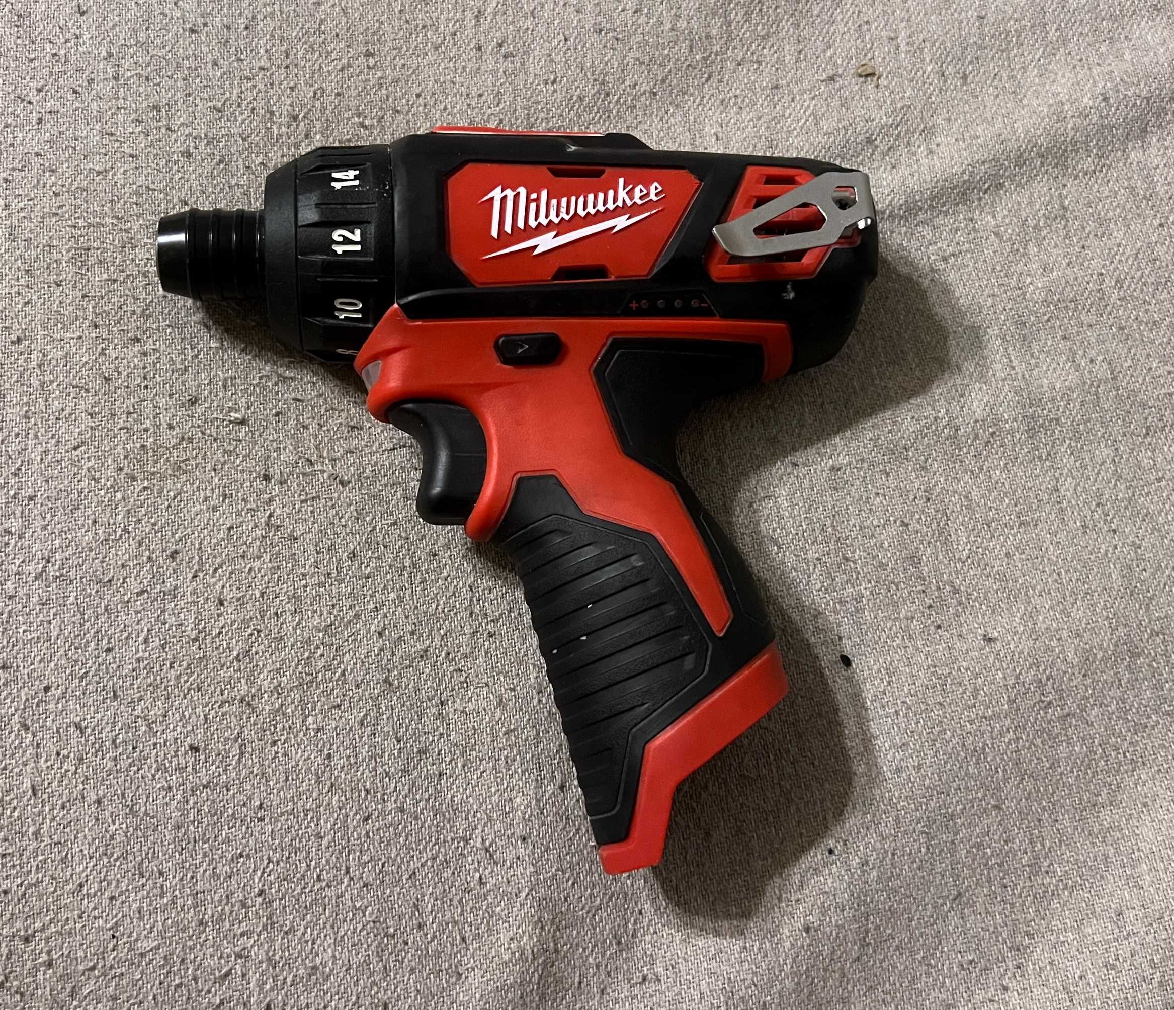 Masina de insurubat compacta Milwaukee M12 BD pe 12V 30 Nm - corp