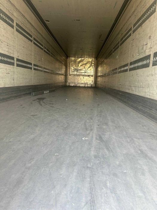 Semiremorca izoterma cu lift.