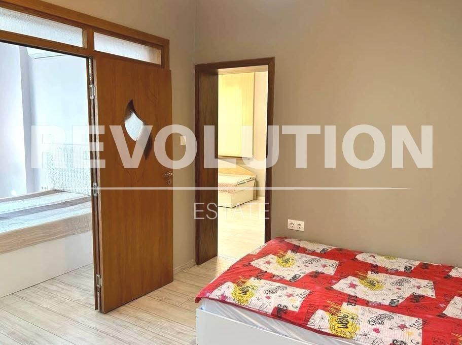 Дава се под наем Тристаен апартамент в Варна, Център - 80 кв.м за 850 € - Снимка #3