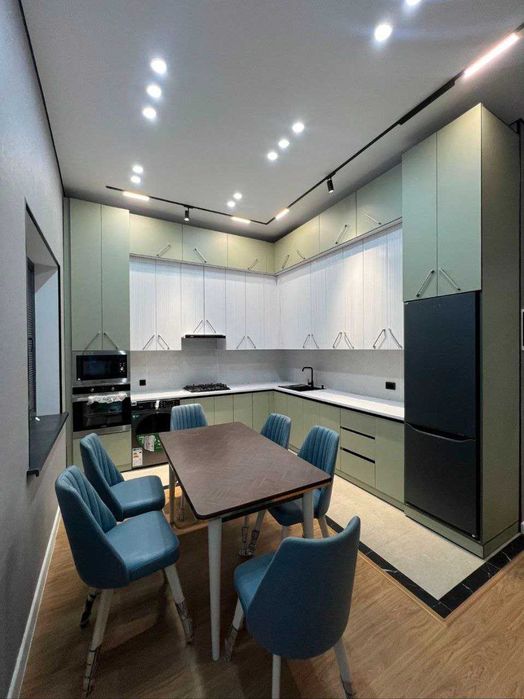 Срочно сдается евродом 3 комнаты,1,5 сотки.Азербайджанский центр.