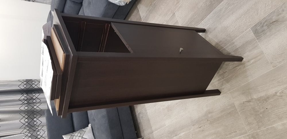 Vand 2 buc dulapuri noi noute. Unul sigilat unul asamblat partial.
