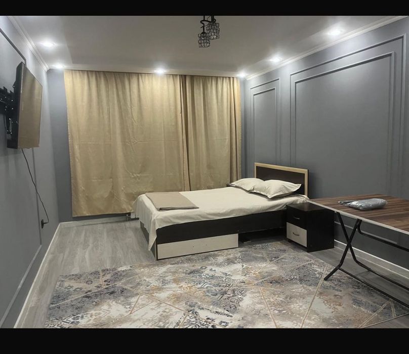 Кровать с матрасом комод и 2 тумбочки