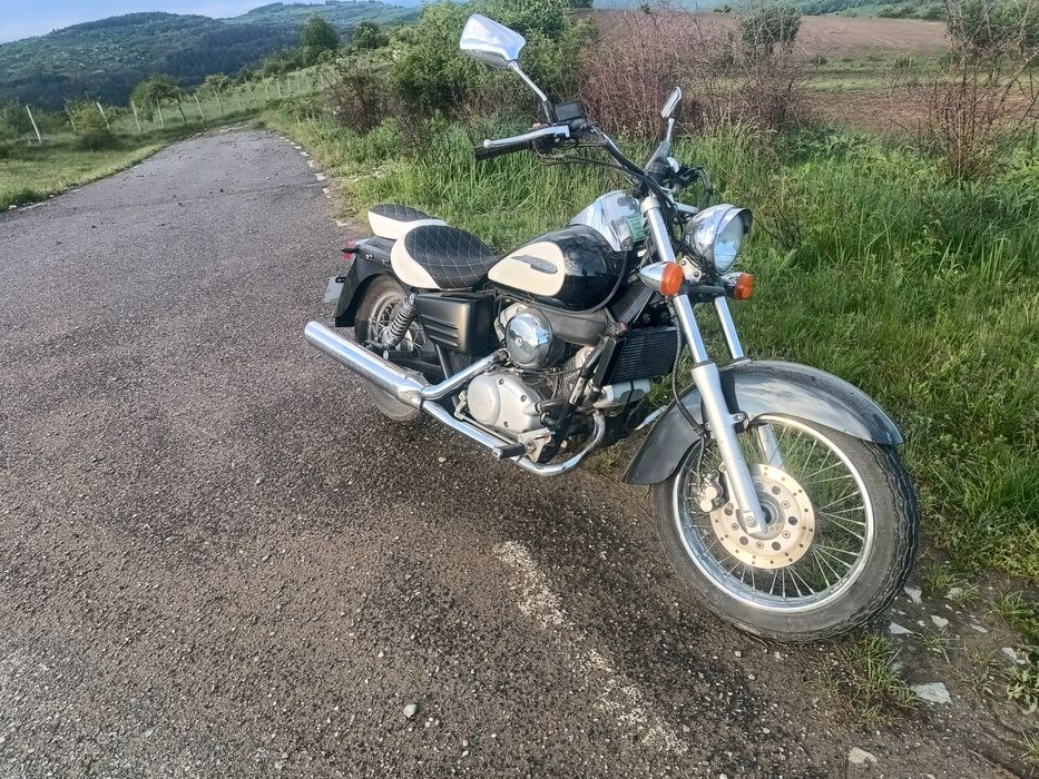 Vând honda shadow 125