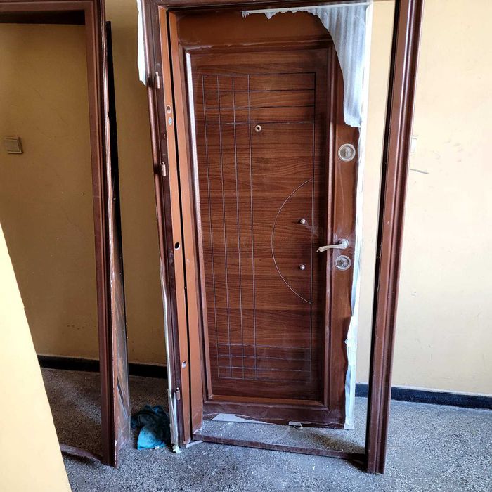 външна входна врата с каса, 2 ключалки и 2 комплекта ключове