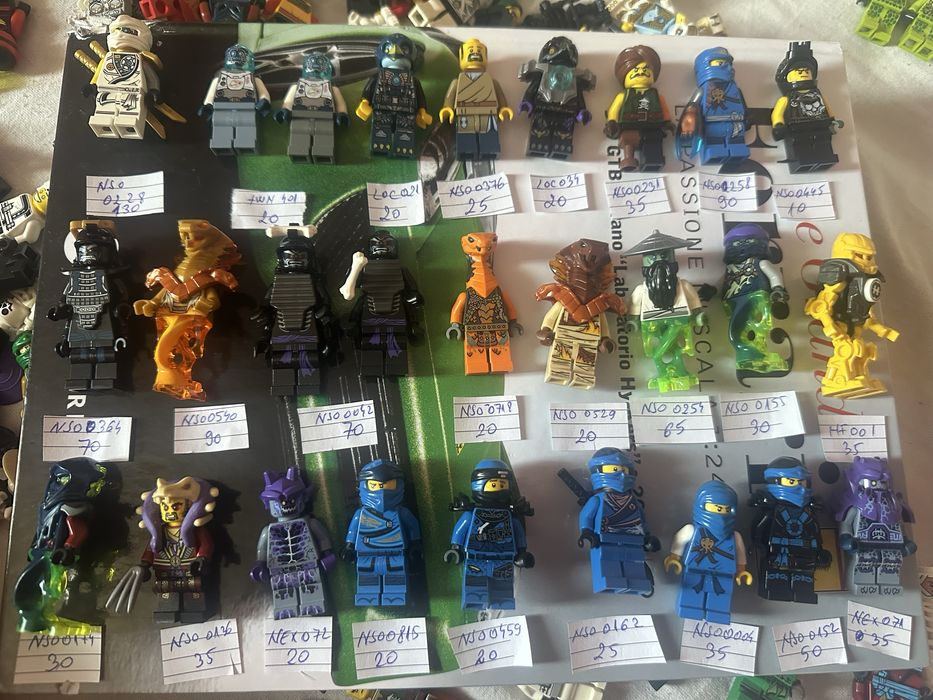 Lego omuleti disponbili peste 1000