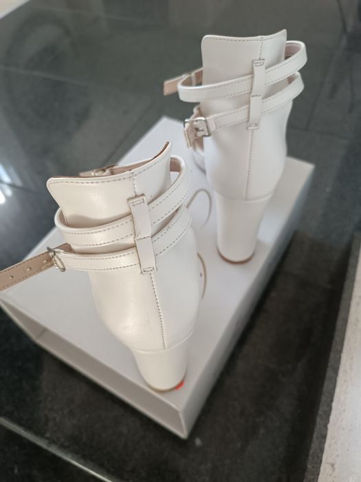 Бели сватбени обувки