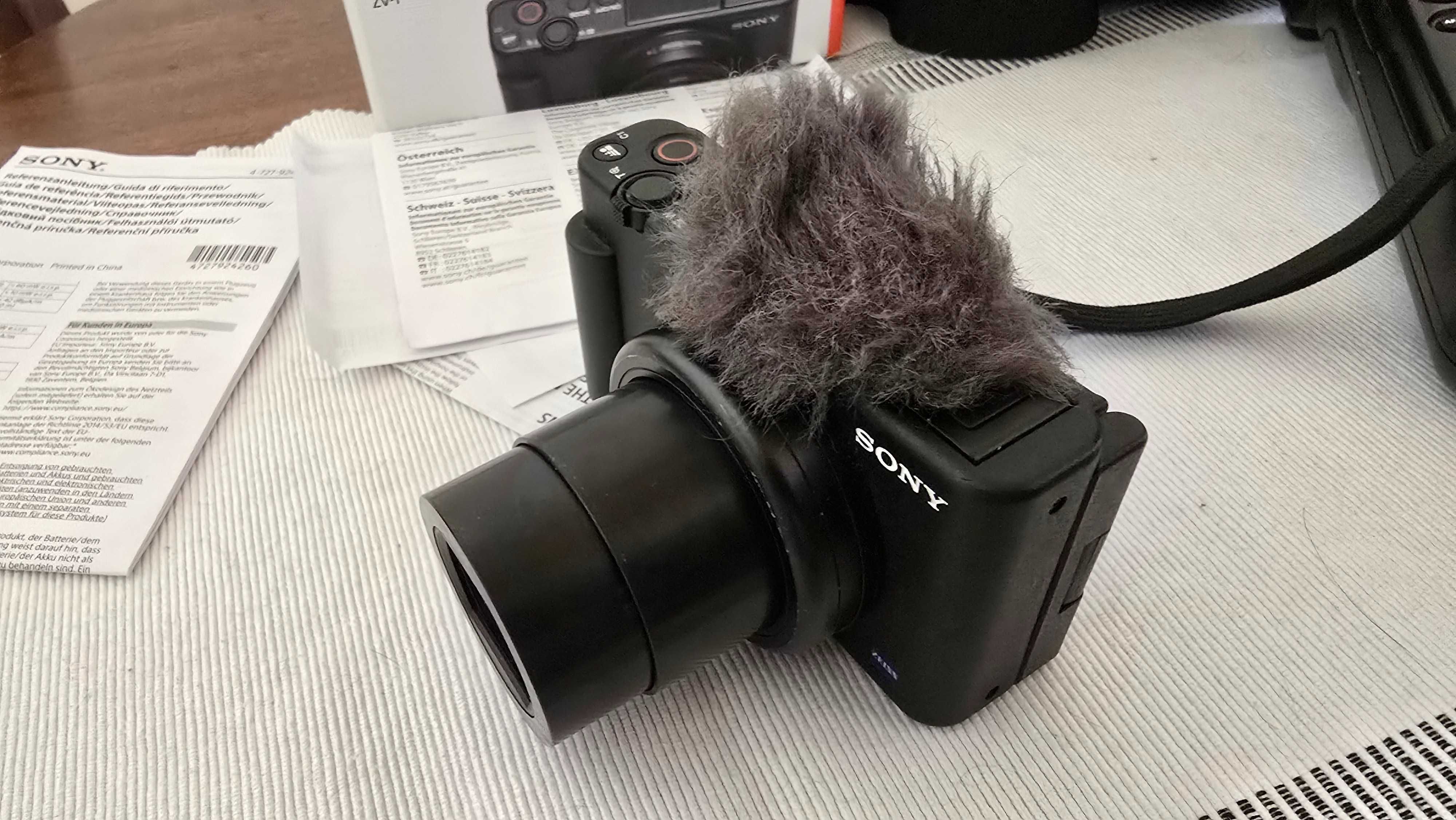 Камера Sony ZV-1 с аксесоари, обектив, чантичка 2х SD карти