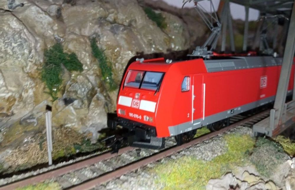 Trix Locomotiva digitala BR 185 digitala scara HO 

Tracțiune integral