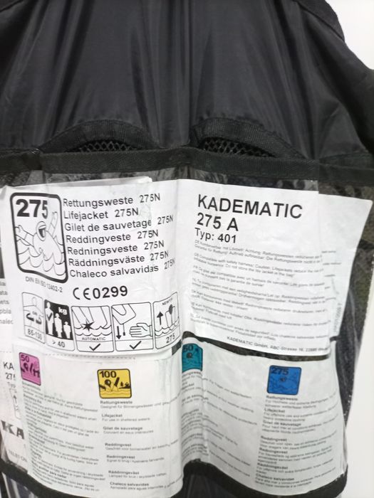 Vînd vesta de salvare