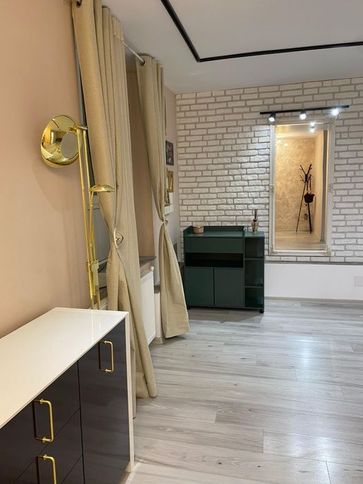 Post coafor în salon nou