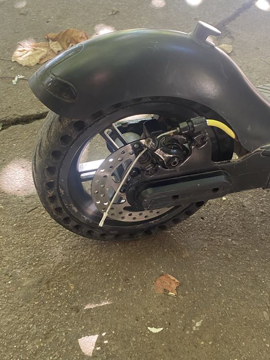Trotinetă electrică Lexgo – 693 km, roți pline, foarte puțin folosită