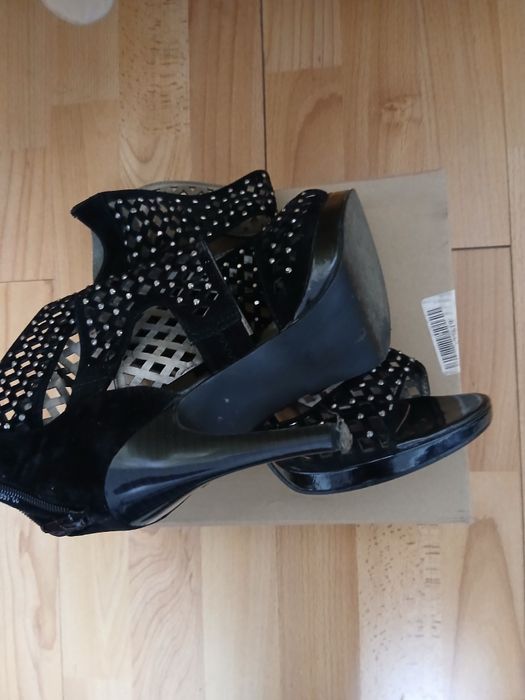 Vând sandale ptr.damă