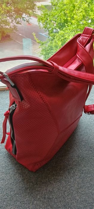 Дамска чанта от висококачествена  кожа в червен цвят.Декоративен пискю