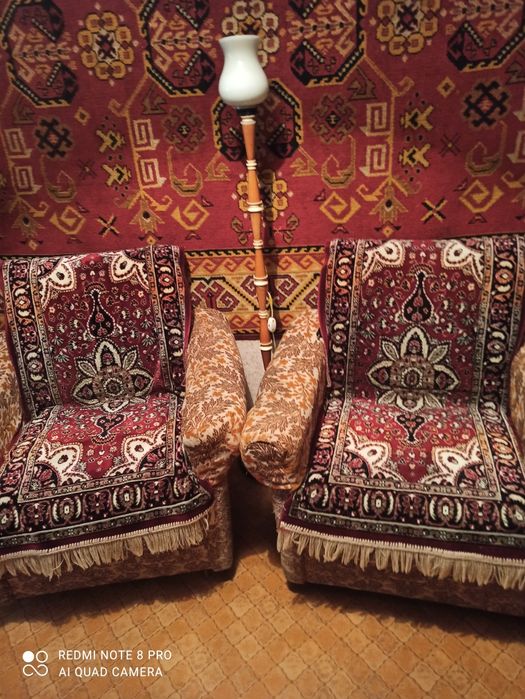 Торшер и кресла.