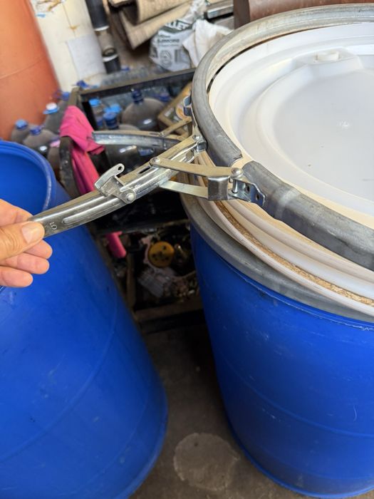 Пластмасови бидони с капаци и гривни