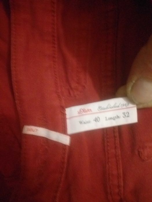 Vind blugi roși impecabili