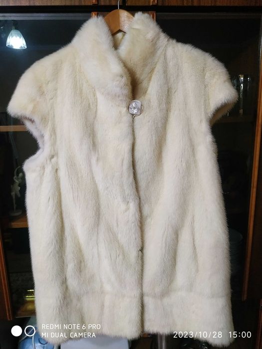 Продам белый норковый жилет