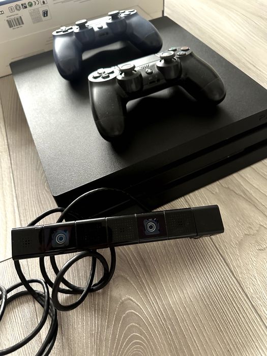 PS4 Pro + 2 manete + cameră video PlayStation