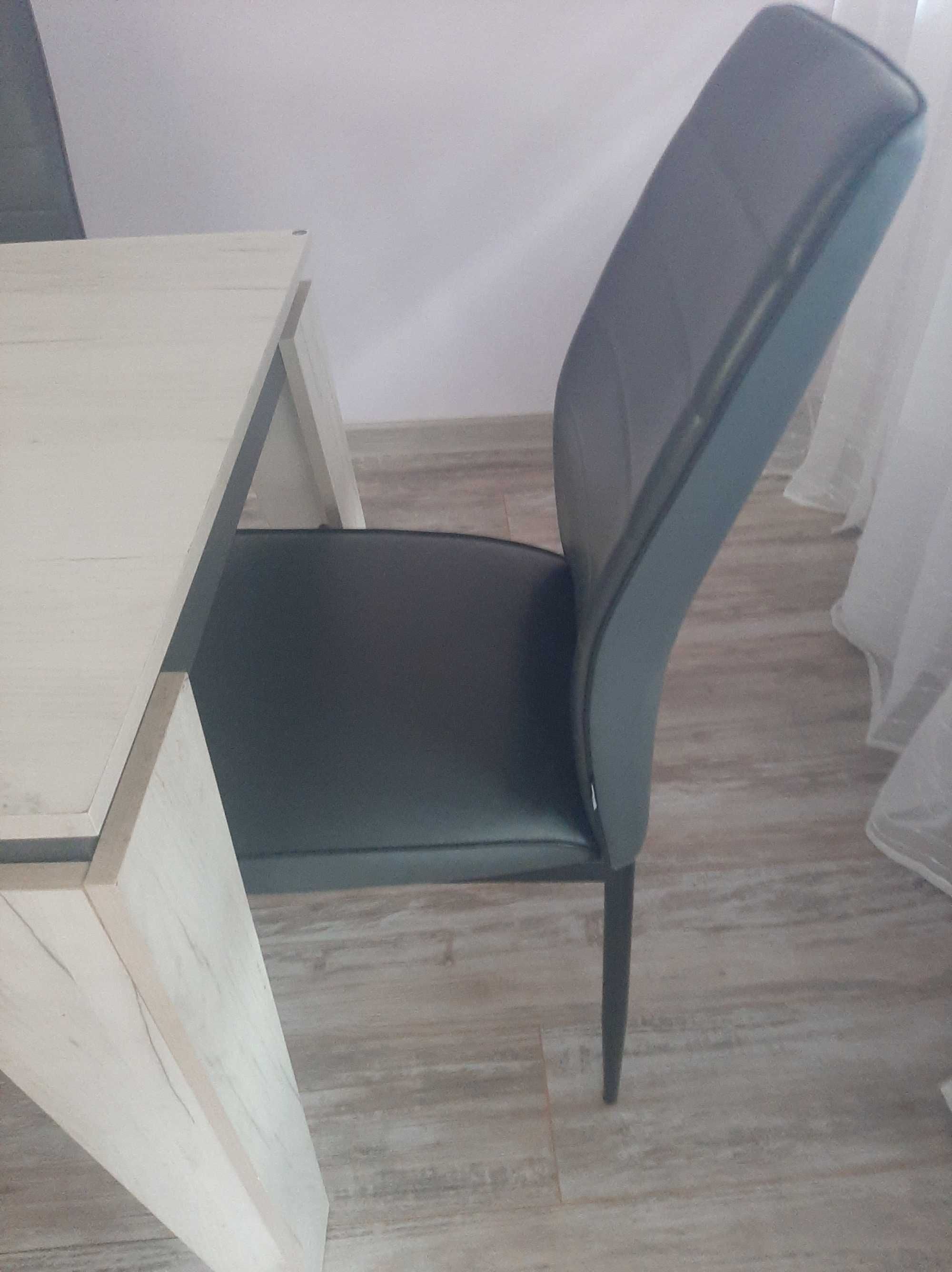 Продава разтегателна трапезна маса+3бр.кожени столове
