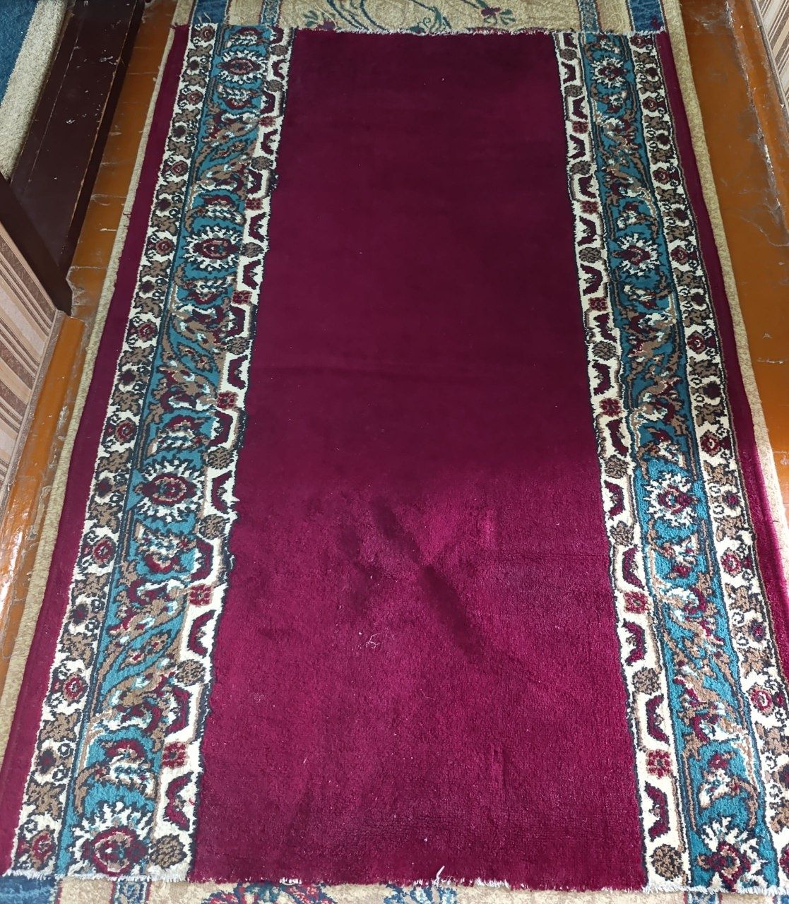 Gilam sotiladi.Darojkalar soni 3 ta: 1) 80×3,5 2) 120× 5 3) 120×180