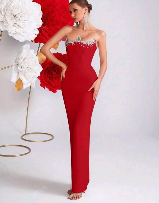 Зашеметяващ комплект рокля обувки обици и колие с роза