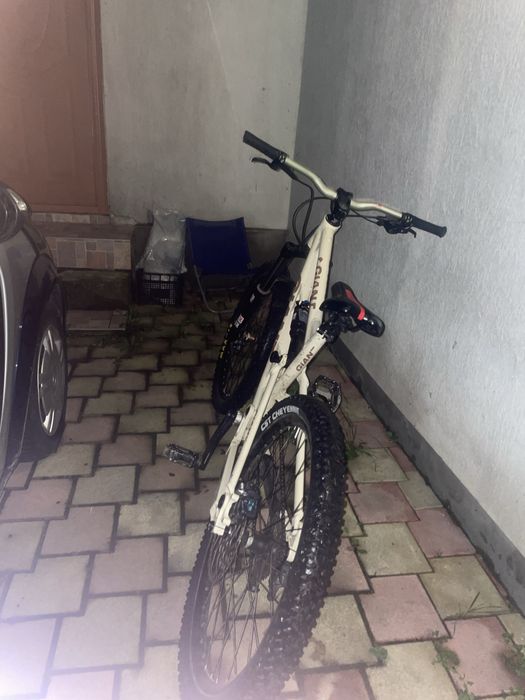 Bicicletă full suspension giant