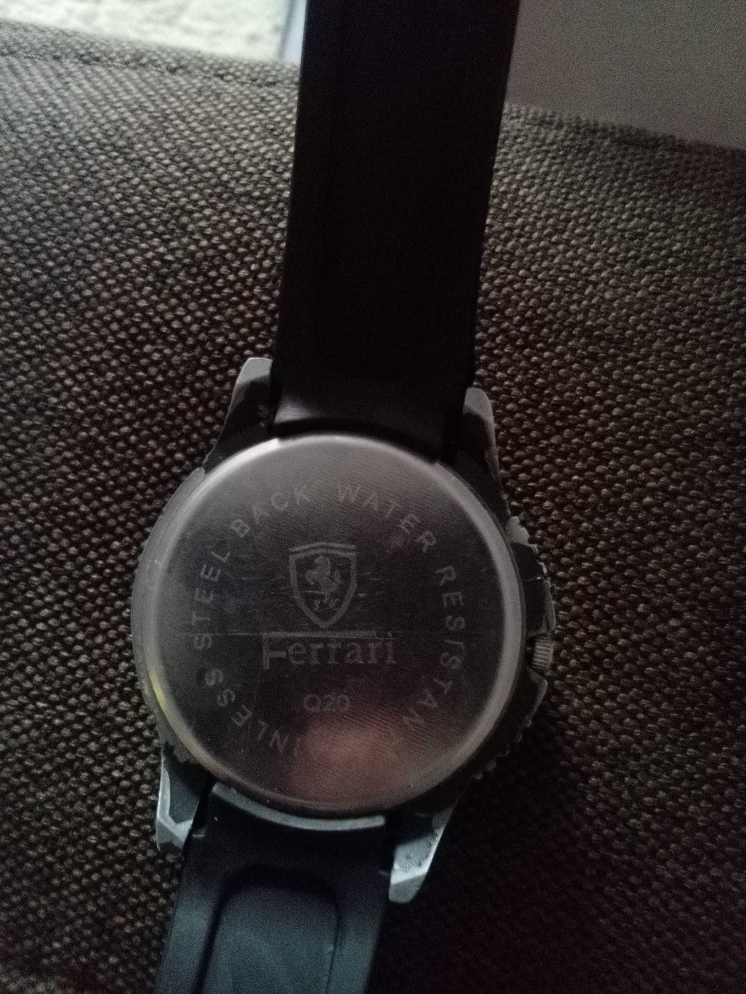 Продавам часовник на марката Ferrari