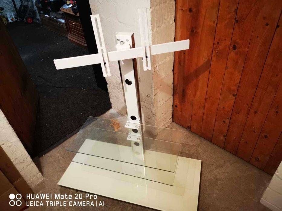 Стъклена TV стойка