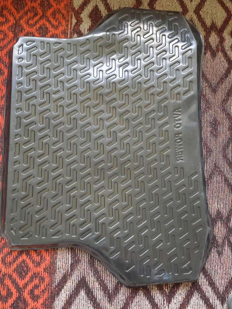 Продаётся полик в багажник от Лассети