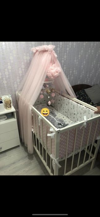Детская кровать с бортиками, балдахином и  игрушкой краватной