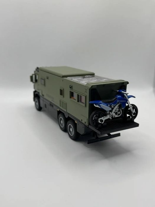 Камион кемпер метален (1:24) с отварящи се врати подвижен покрив