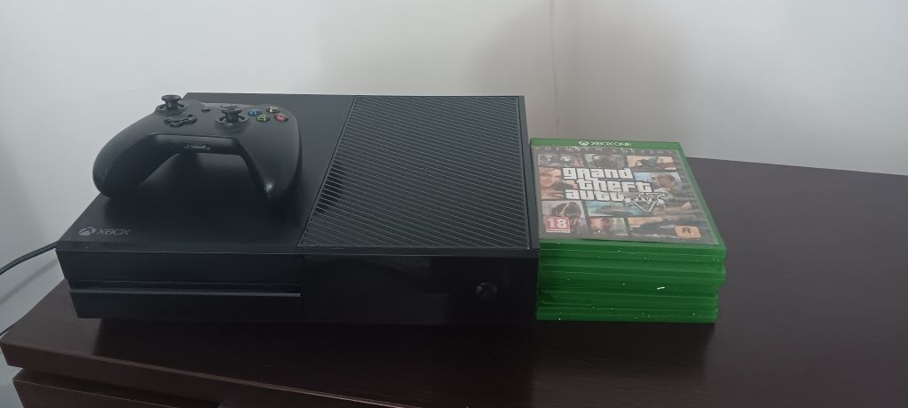 Xbox one de vânzare în stare perfectă cu un controler și 7 jocuri .
