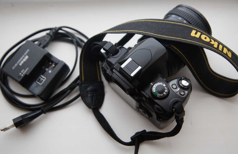 Продам камеру (зеркалку) Nikon D40 (хор. сост.) + Nikon 18-200G VRII