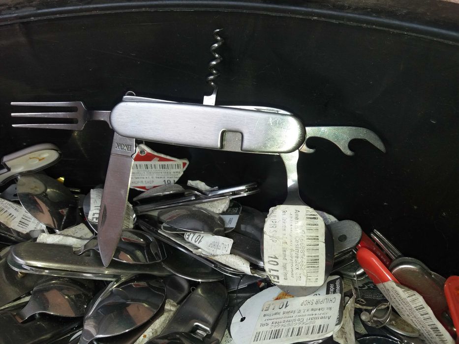 Briceag cu cutit lingurita furculita tirbuson desfacator sticle pensa