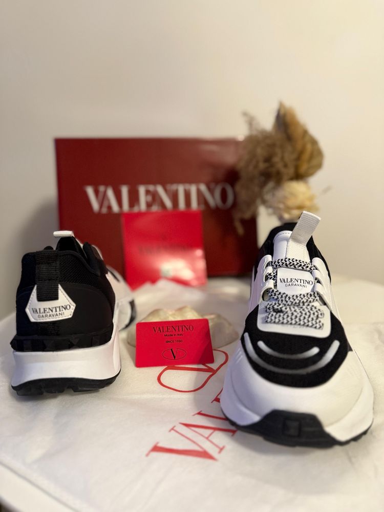 Adidasi Valentino Garavani True Act
