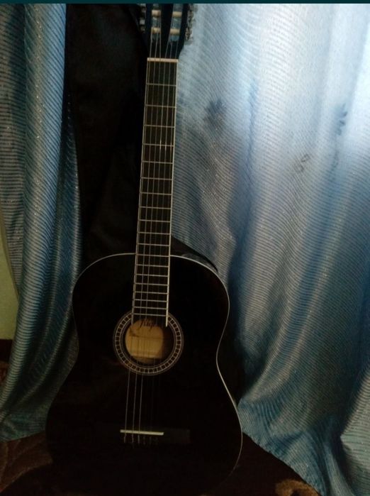 Gitara yangi karobkasi bn turibdi srochna sotiladi rangi qora