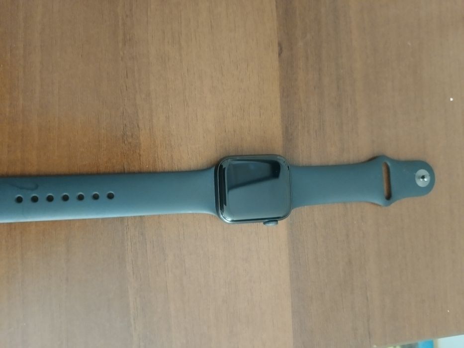 Продам часы apple watch se 2 40mm