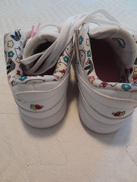 Adidasi Hello Kitty marca Adidas din piele marimea  25