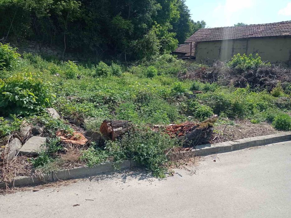 Парцел с основи на къща