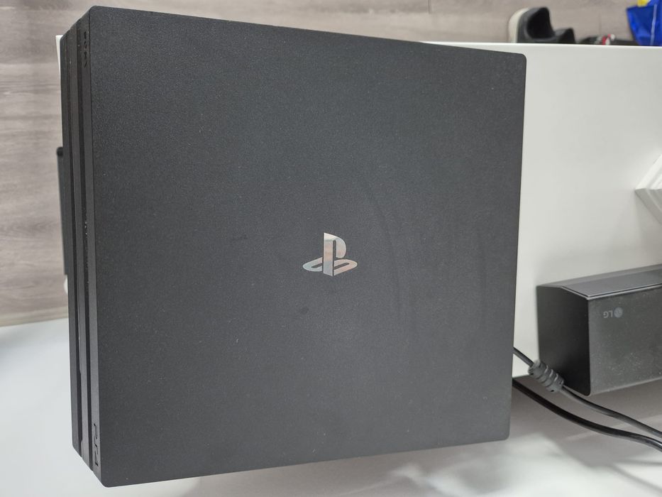 Vand ps4 pro, 2 manete, 1TB