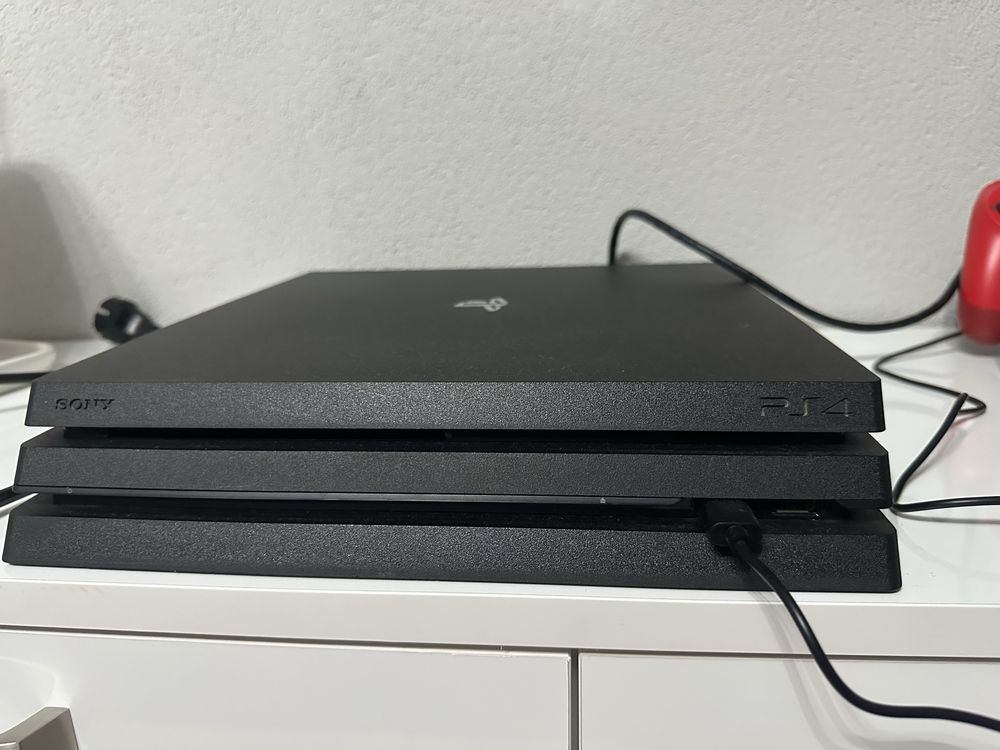 Play station 4 Pro 1TB