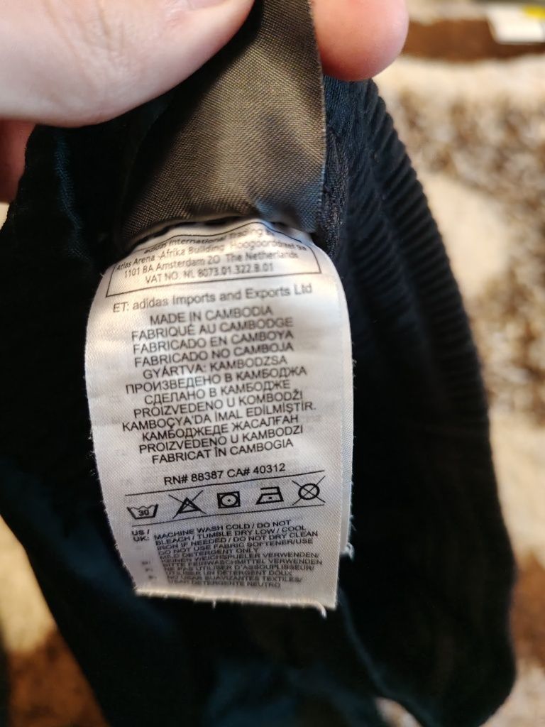 Vând pantaloni de trening Adidas