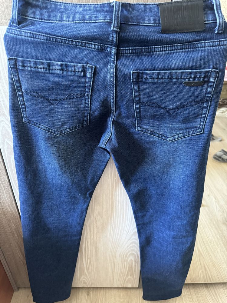 Новые джинсы 29 размера