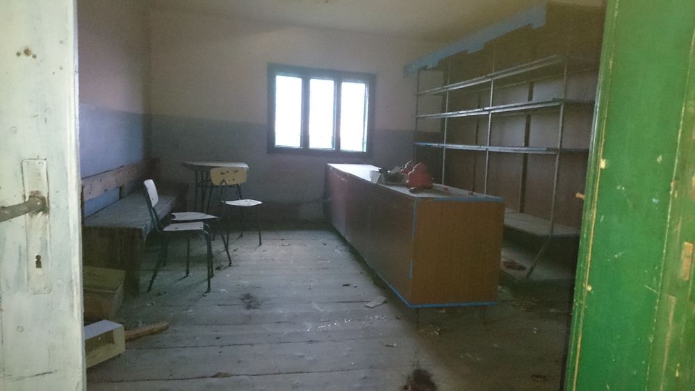 Cabană pretabilă pentru mutat din bârne groase, îmbrăcată în draniță..