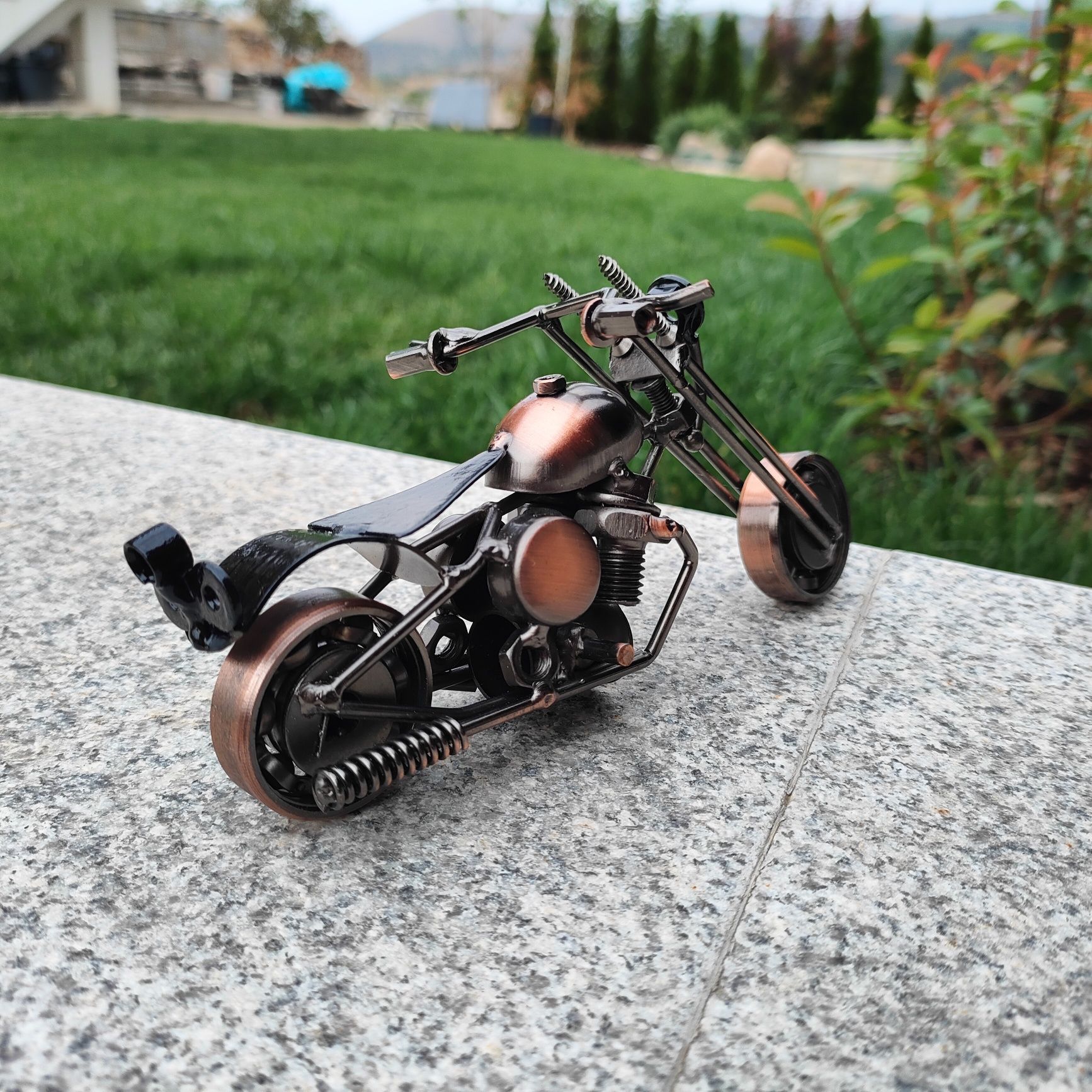Ръчно изработен мотоциклет от стари метални части