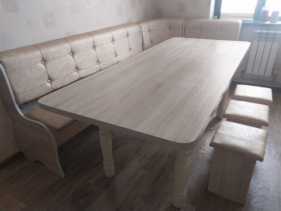 Угловой кухонный уголок с большим столом и табуретами