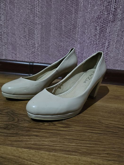 Отдам обувь 39 размер