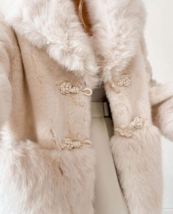 Палто от еко косъм , бяло с бродерия