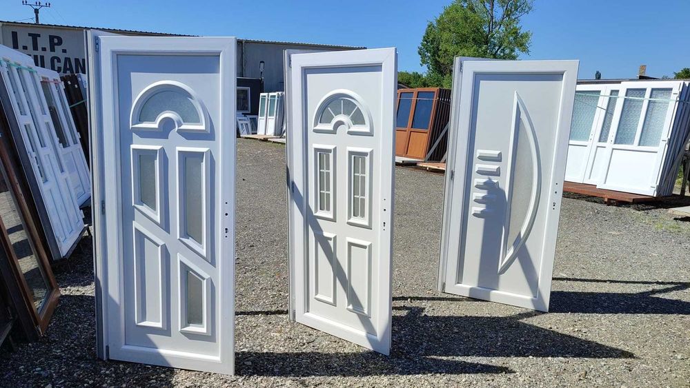 Uși pvc cu panel decorativ