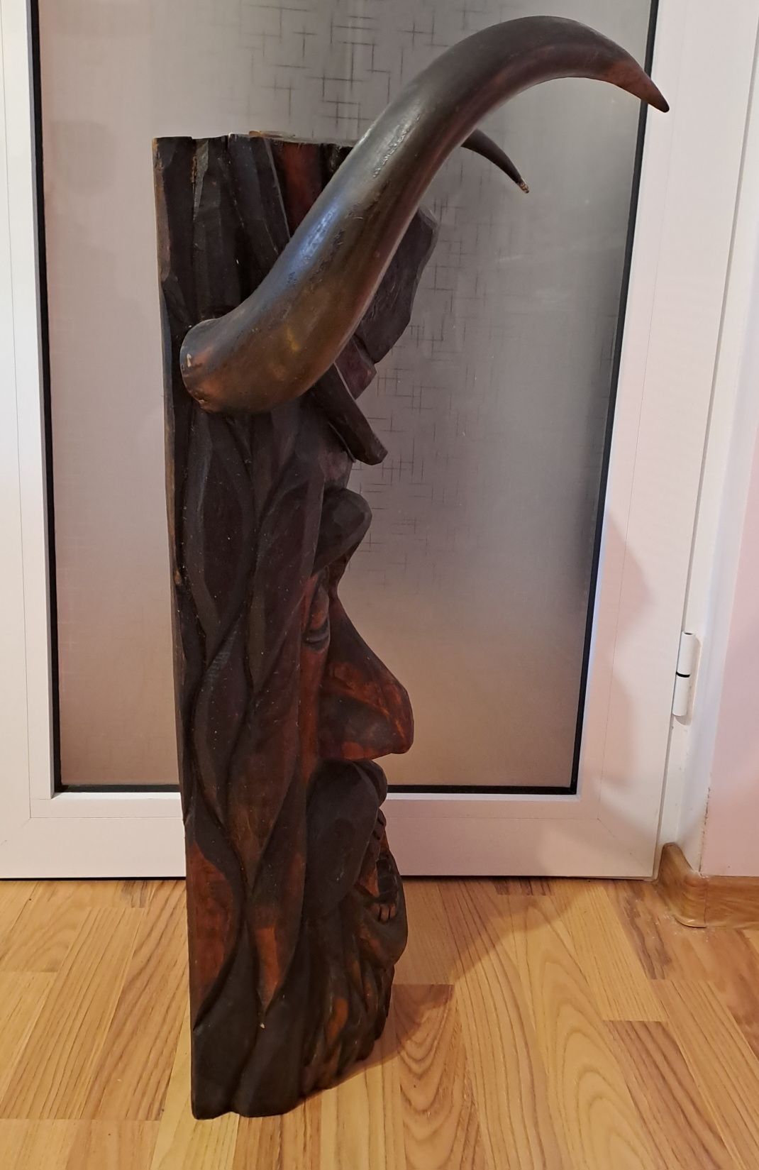 Masca decorativa sculptata din lemn, foarte veche cu coarne veritabile